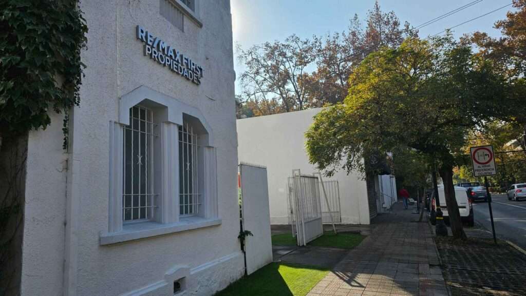 Fachada de la oficina REMAX First en Carlos Antúnez 2172, Providencia
